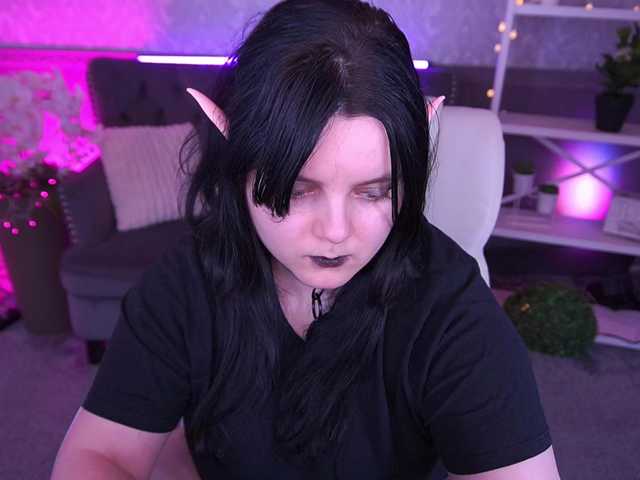 LittleShyy BongaCams Model