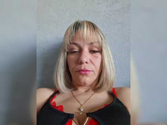 krisred BongaCams Model