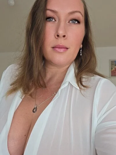 100_SWEET_DESIRES Stripchat Model