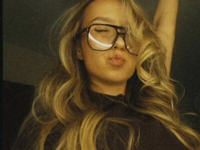 HollisBeckett Stripchat Model