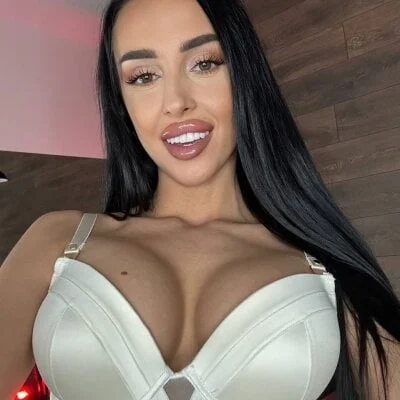 KairaAndrews Stripchat Model