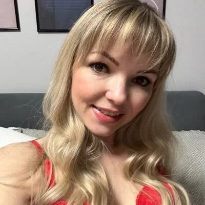 Molliblum Stripchat Model